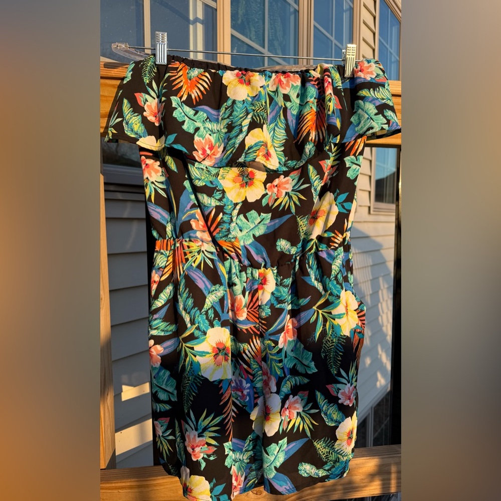 Decree Women’s Sz L multicolor floral romper with pockets